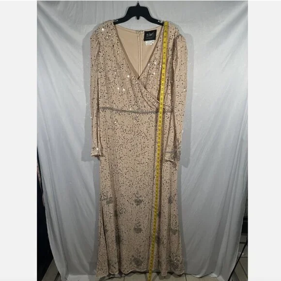 NEW $598 Mac Duggal [ 10 ] Sequin Floral Embellished Long Sleeve Gown Nude #Q458